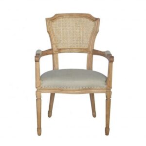 Chaise de salle à manger en chêne de style français avec accoudoirs, dossier en rotin tressé et assise rembourrée pour un confort optimal. Idéale pour une salle à manger au décor classique et vintage.