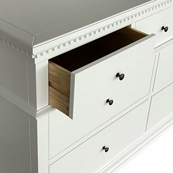 Commode en bois blanc