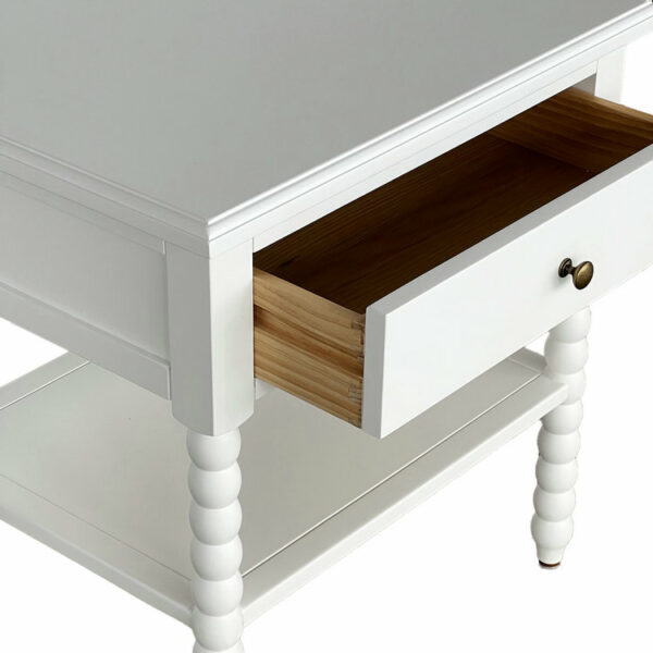 Nachttisch „Bobbin“ aus weißem Holz mit Schublade und offener Schublade, die den Blick auf das Innere aus Holz freigibt.