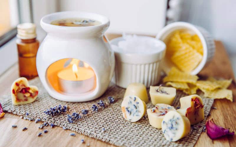 Come si toglie la cera da un tavolo di legno?