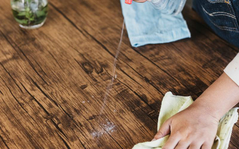 Metody usuwania wosku ze świec z drewnianych stołów