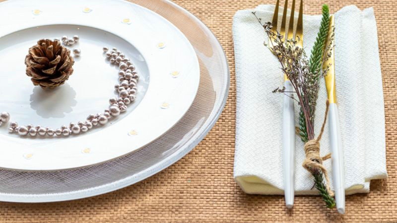What Placemats Go With a Wooden Table: Perfect Pairings for Rustic Charm