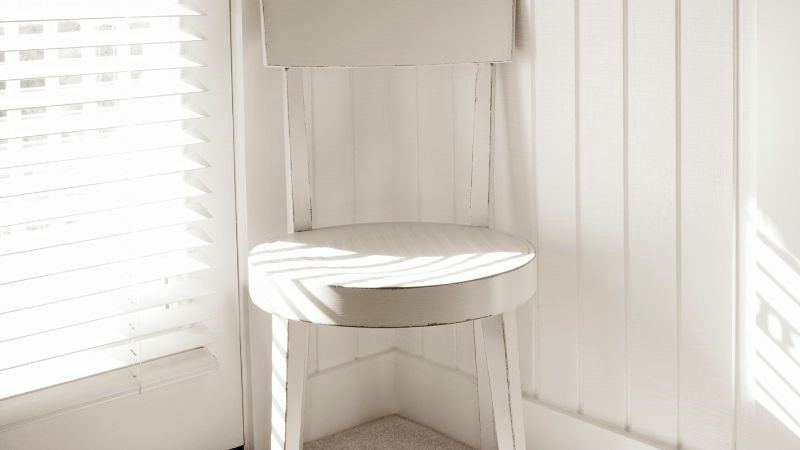 La sedia in legno è buona per il comfort della schiena? Svelare le verità ergonomiche