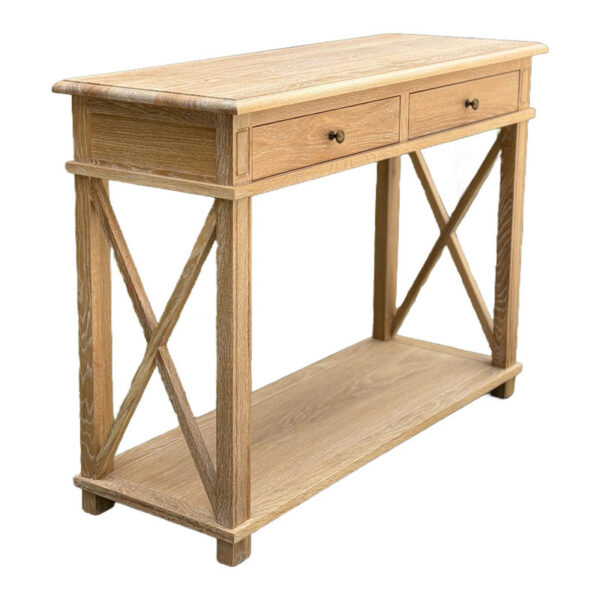 La table console en chêne antique comprend 2 tiroirs, une étagère ouverte et des côtés en forme de X.