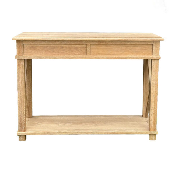 La table console en chêne antique comprend un plateau rectangulaire, un tiroir et une étagère ouverte. Il a une finition naturelle et des lignes simples.