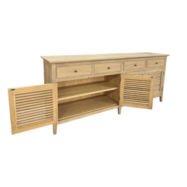 Een houten dressoir met vier lades en twee jaloeziedeuren die naar planken binnenin leiden.