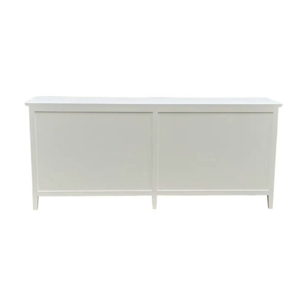 Pogled od zadaj na Hamptons Luxury White Birch Sideboard z ravnim zgornjim delom in panelno zasnovo, popolno kot samopostrežna omara za shranjevanje.