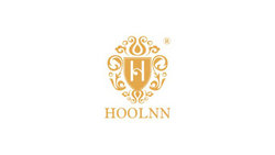 Kuldne Hoolnni logo: kilp tähtega "H", kaunistatud detailid, all "HOOLNN"; kvaliteetse mööblibrändi logo valgel taustal.