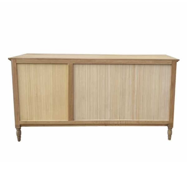 Buffet en bois avec portes coulissantes, quatre pieds courts et une finition en bois clair naturel.