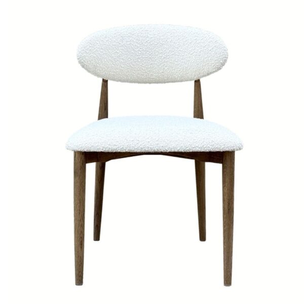 Silla moderna con patas de madera clara, asiento tapizado texturizado en blanco y respaldo redondeado.