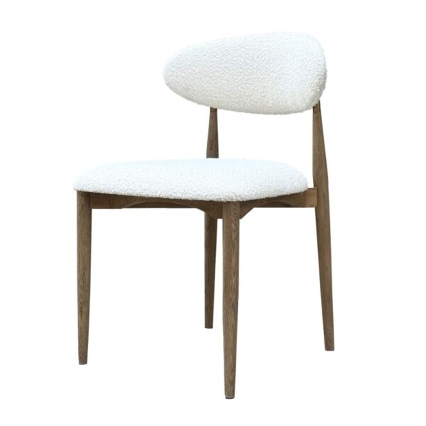 Silla moderna de madera con cuatro patas, respaldo curvado y asiento y respaldo acolchados en color blanco.