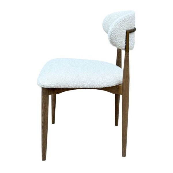 Silla de comedor moderna con estructura y patas de madera clara, asiento tapizado en blanco y respaldo curvo.
