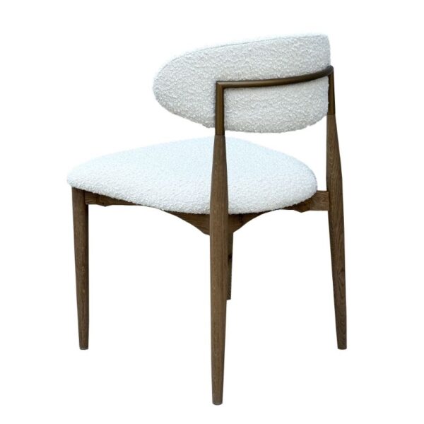 Silla de comedor moderna con patas de madera, respaldo curvo y asiento tapizado texturizado en color blanco.