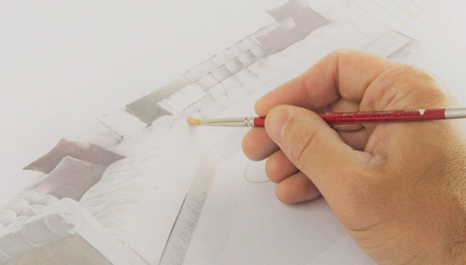 Een hand met een penseel voegt details toe aan een kamertekening met banken en kussens.