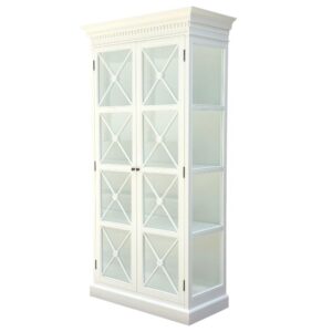 Grande armoire en bois émaillé blanc avec portes doubles en verre, garniture supérieure et plusieurs étagères visibles sur les côtés.