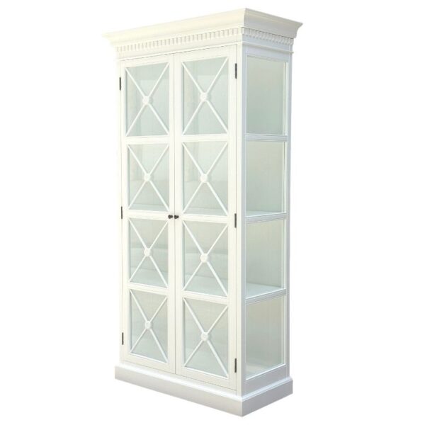 Grande armoire en bois émaillé blanc avec portes doubles en verre, garniture supérieure et plusieurs étagères visibles sur les côtés.