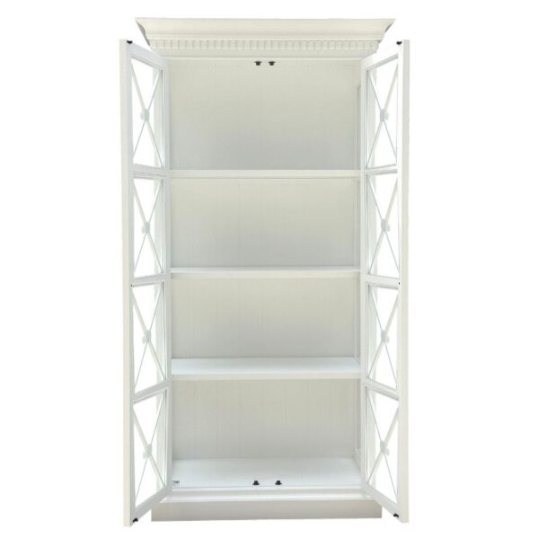 La vitrine blanche Hamptons comporte quatre étagères et des portes doubles en verre, présentées ouvertes sur un fond uni.
