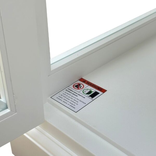 Une étiquette d’avertissement indique de ne pas s’appuyer sur la fenêtre ou sur l’armoire à proximité pour éviter les chutes ou les blessures.