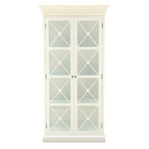 L'armoire Vintage Coastal Hamptons présente de grandes portes en bois blanc, des grilles en verre, des poignées rondes et des moulures couronnées.