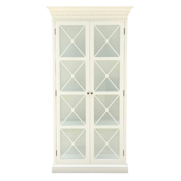L'armoire Vintage Coastal Hamptons présente de grandes portes en bois blanc, des grilles en verre, des poignées rondes et des moulures couronnées.