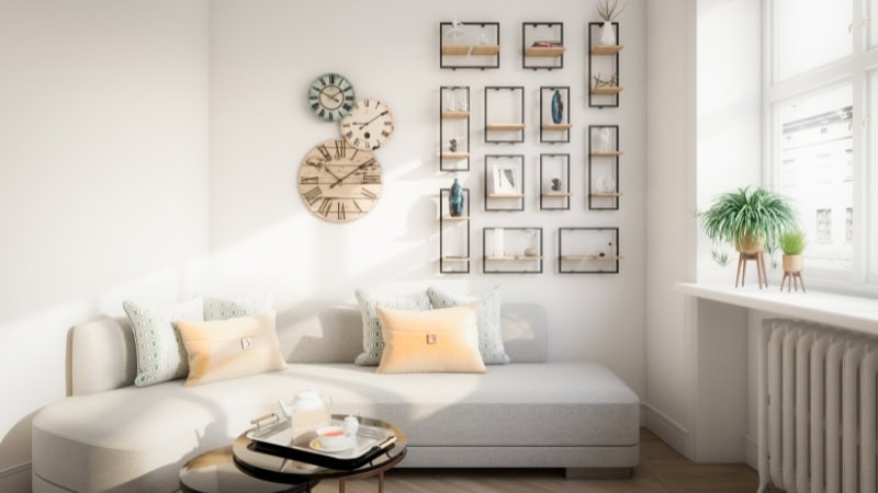 Svetla in zračna dnevna soba v slogu Hamptons z nevtralnimi toni, elegantnim dekorjem in naravno svetlobo ustvarja sproščeno in razkošno domače vzdušje.